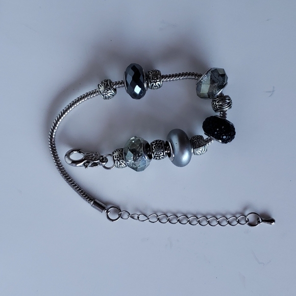 NWOT black, grey, silver bead bracelet up to 10 1/2" long - Picture 9 of 10